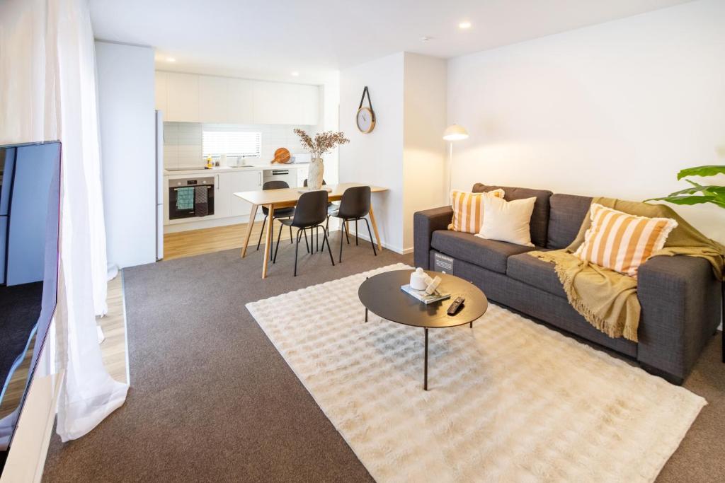 Warm and Comfy Home with Carpark near CBD - Resim 17