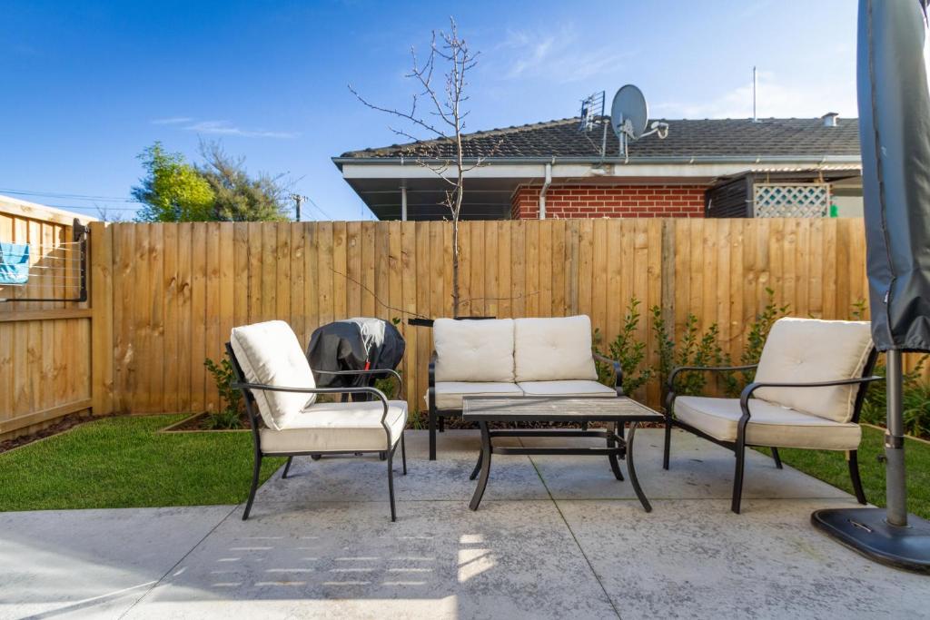 Warm and Comfy Home with Carpark near CBD - Resim 18