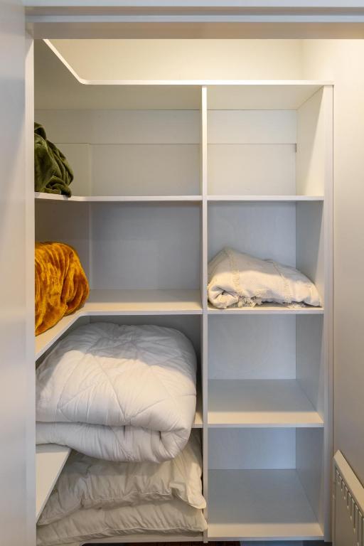 Warm and Comfy Home with Carpark near CBD - Resim 19