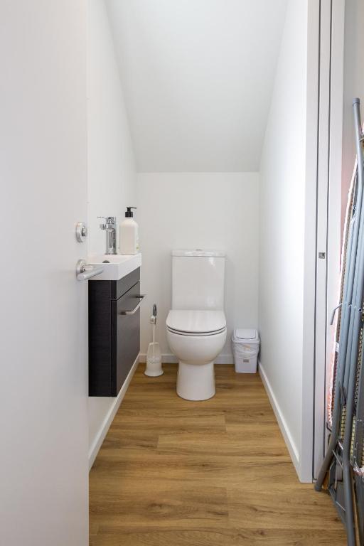 Warm and Comfy Home with Carpark near CBD - Resim 27