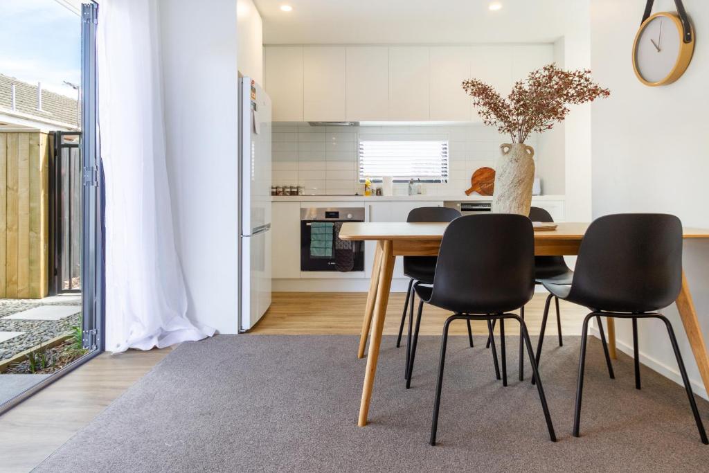 Warm and Comfy Home with Carpark near CBD - Resim 30
