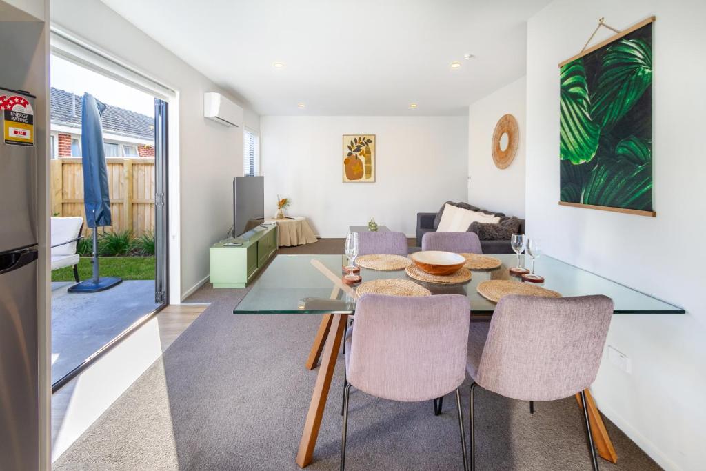 Warm and Comfy Home with Carpark near CBD - Resim 32