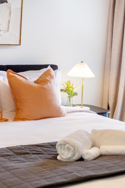 Warm and Comfy Home with Carpark near CBD - Resim 33