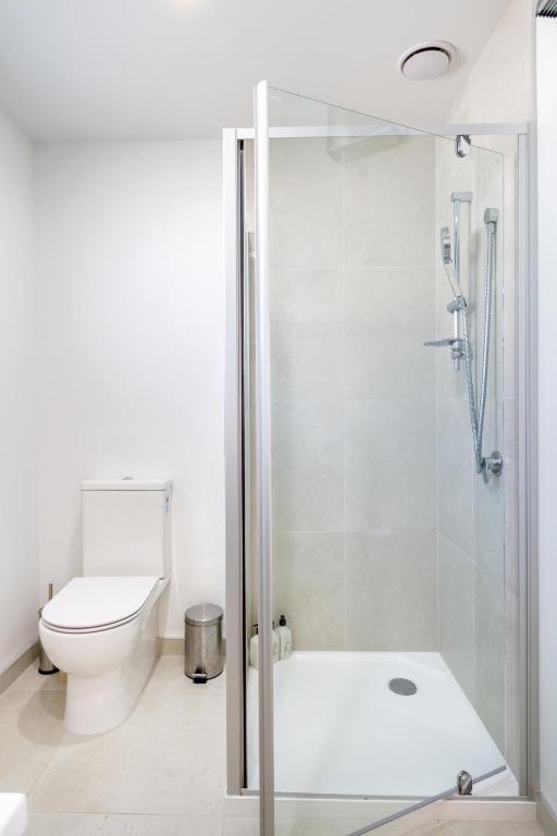 Warm and Comfy Home with Carpark near CBD - Resim 36