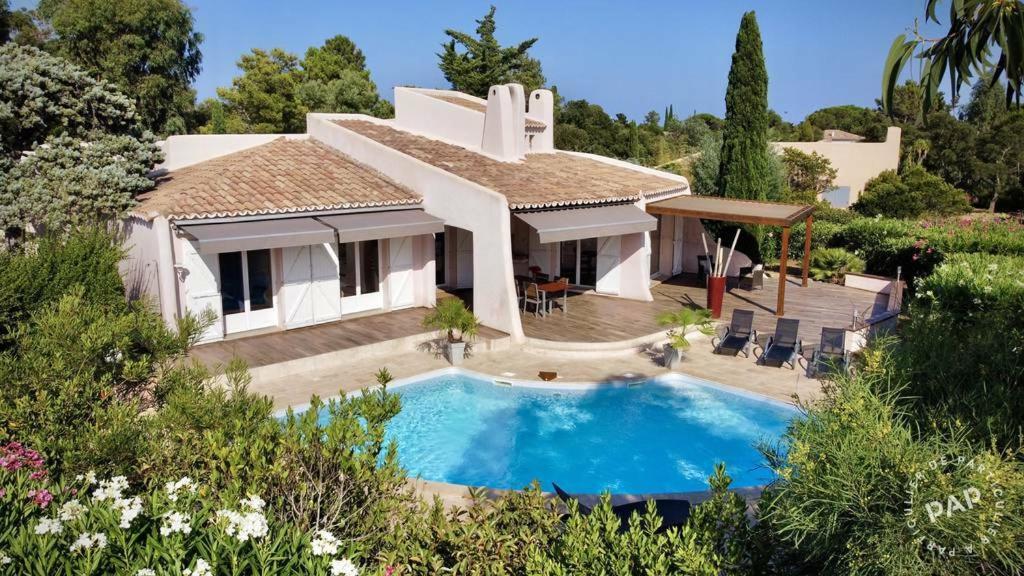 une villa avec piscine et une maison dans l'établissement Casa Valentino, à Lecci