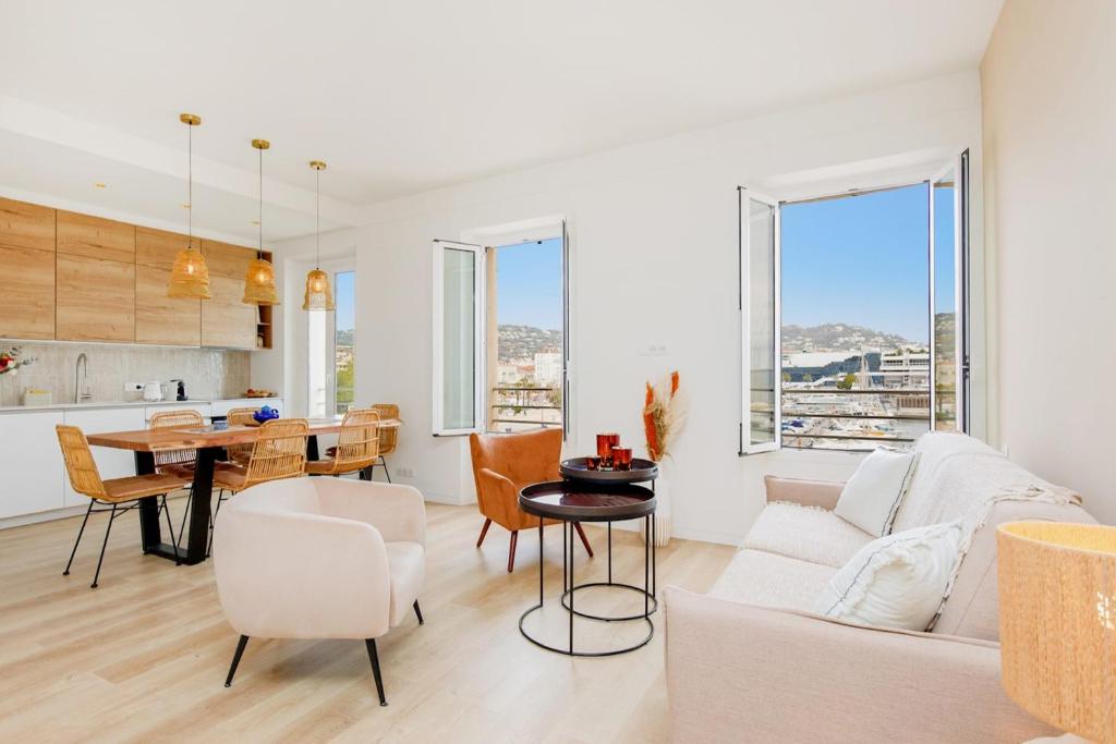 un salon avec un canapé et une table dans l'établissement Modern 2 Bedroom Overlooking Cannes Old Port, à Cannes