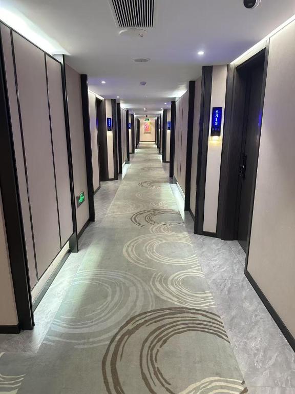 a hallway in a building with a carpet on the floor at 巴域永源酒店 in Phumĭ Bavĕt (2)
