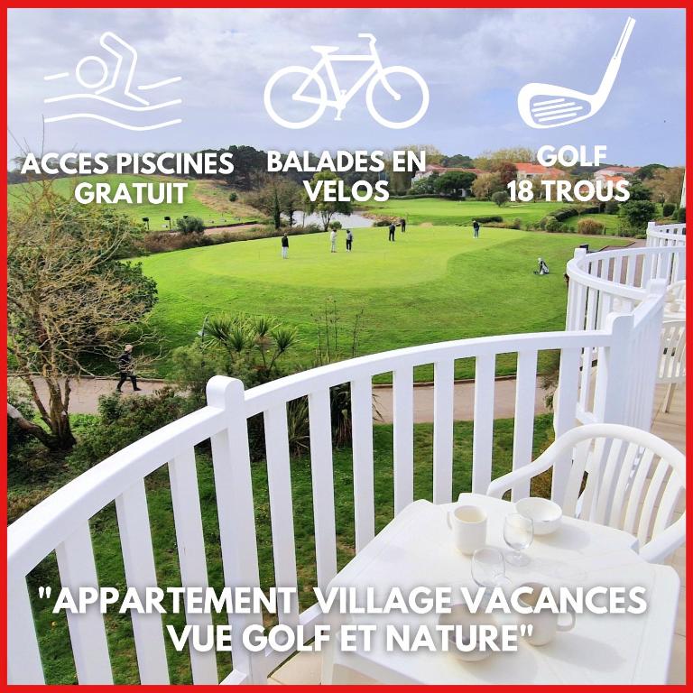 un panneau pour un terrain de golf avec une table sur un porche dans l'établissement 