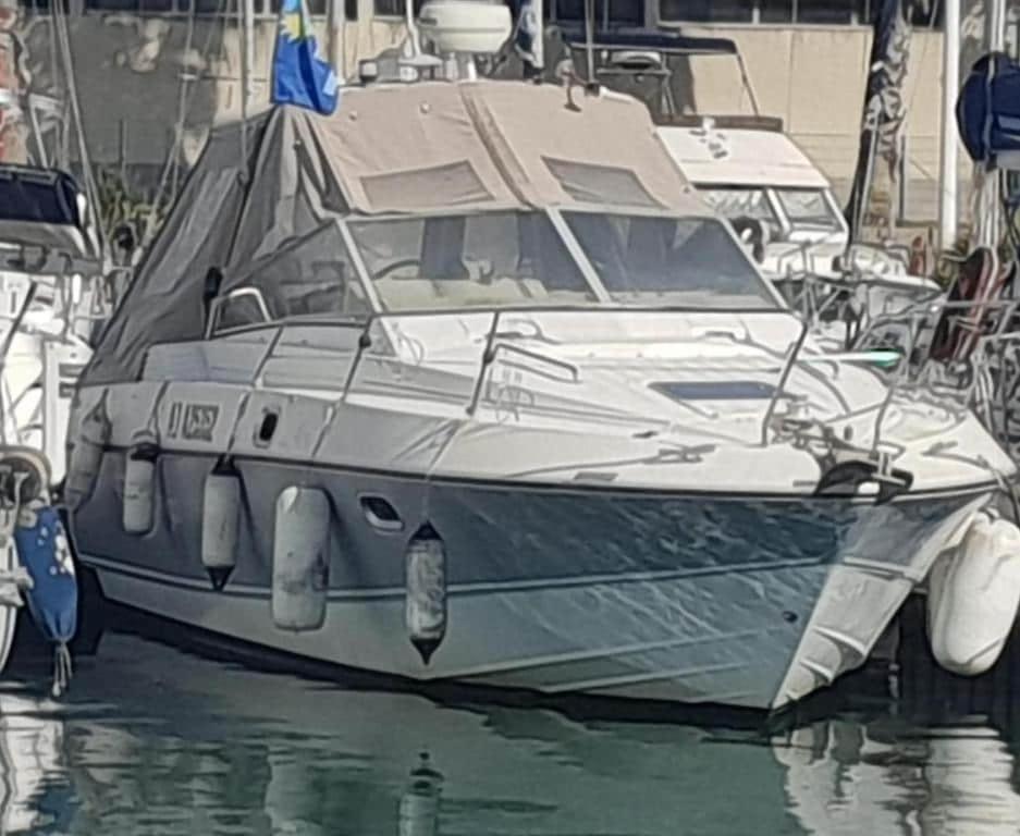un bateau est amarré dans l'eau dans l'établissement Maison d'hôte de la mer-bateau à quai-SeaGuesthouse66, à Canet