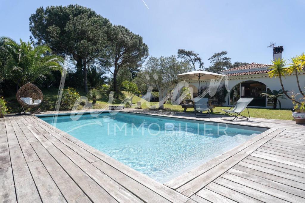 une image d'une piscine dans une maison dans l'établissement Villa Silvana, à Anglet