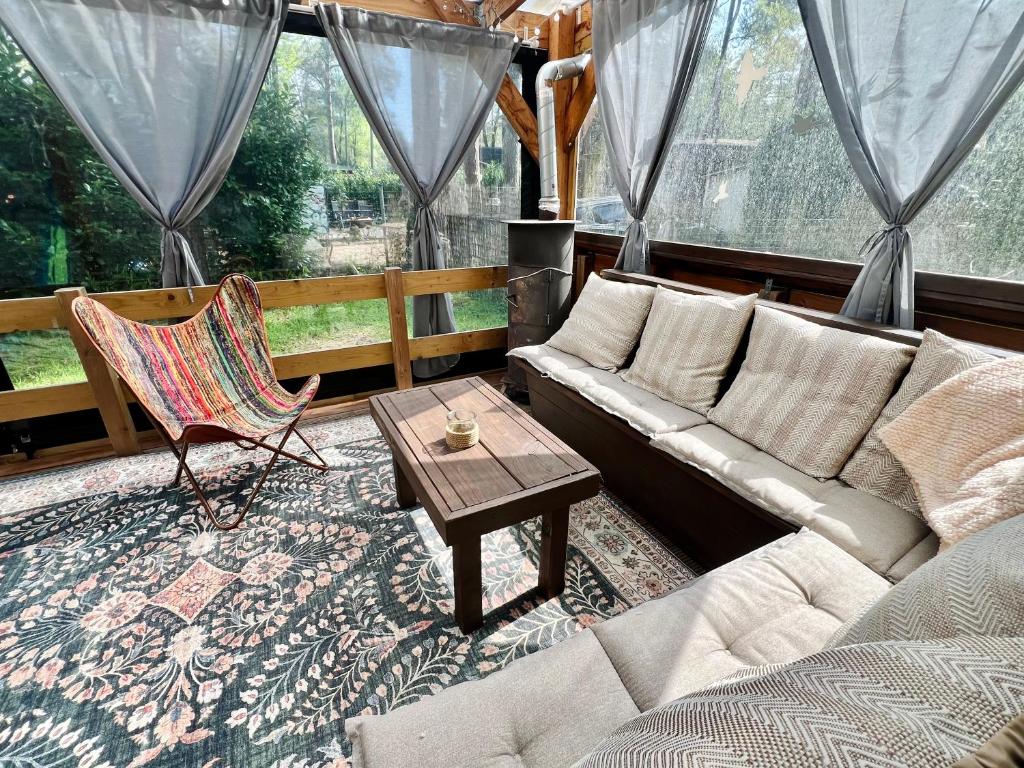 Χώρος καθιστικού στο Cosy chalet Veluwe with a spacious garden and veranda