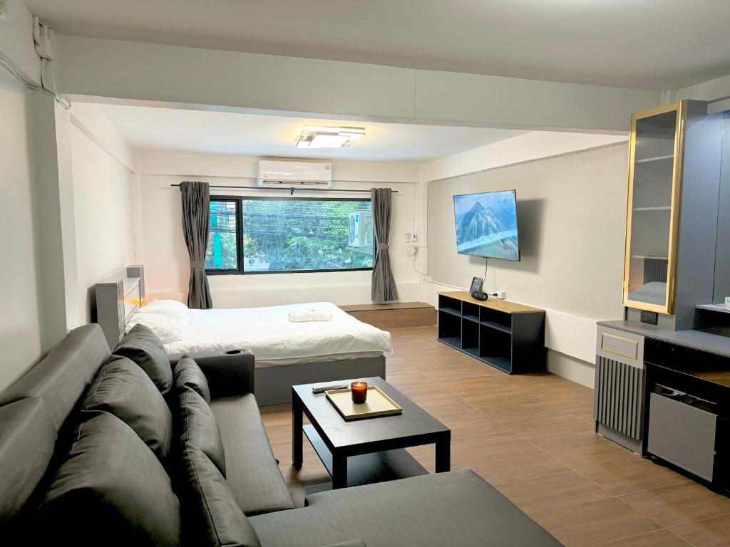 a living room with a couch and a bed at Berlin Haus - CONSTRUCTION มีการก่อสร้าง - LOUD NOISE in Nonthaburi