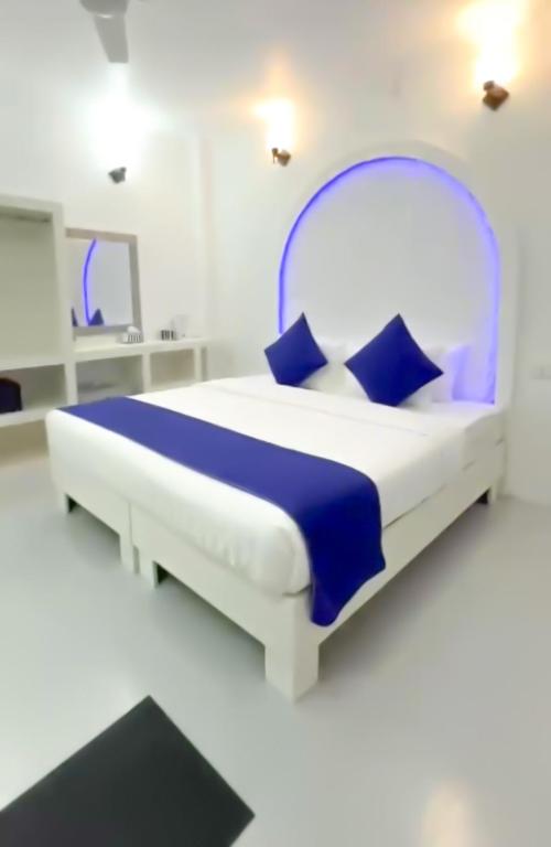Postel nebo postele na pokoji v ubytování Santorini Maafushi Maldives