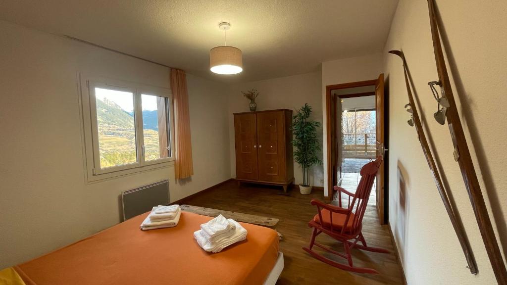 Postel nebo postele na pokoji v ubytování Gîte confort 15 couchages, vue panoramique Montagne Hautes Alpes, Terrasses
