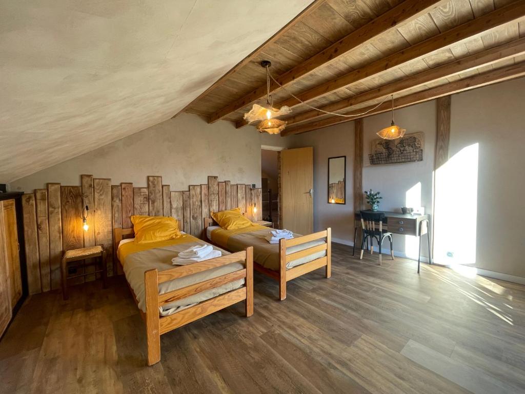 Postel nebo postele na pokoji v ubytování Gîte confort 15 couchages, vue panoramique Montagne Hautes Alpes, Terrasses