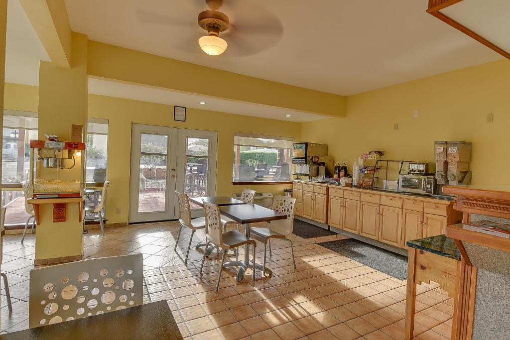 a kitchen with a table and chairs in a room at Vagabond Inn Bishop in Bishop