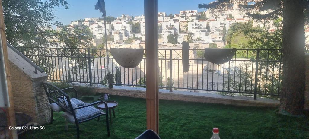 Balkón nebo terasa v ubytování מנשה הום