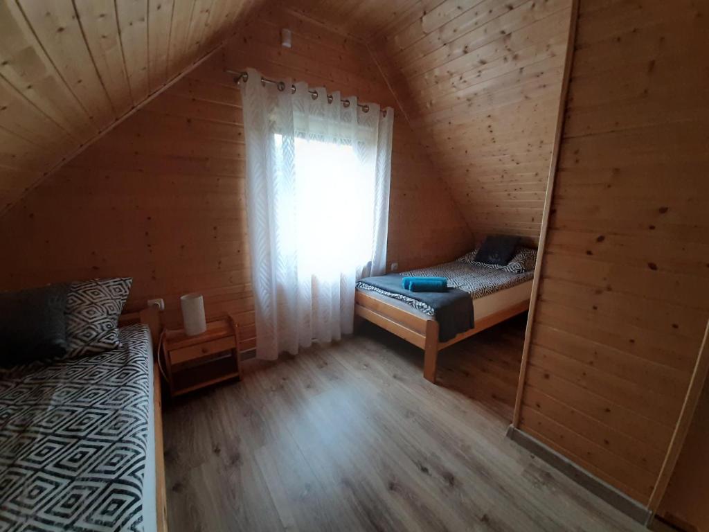 Posteľ alebo postele v izbe v ubytovaní Czarcie Chatki