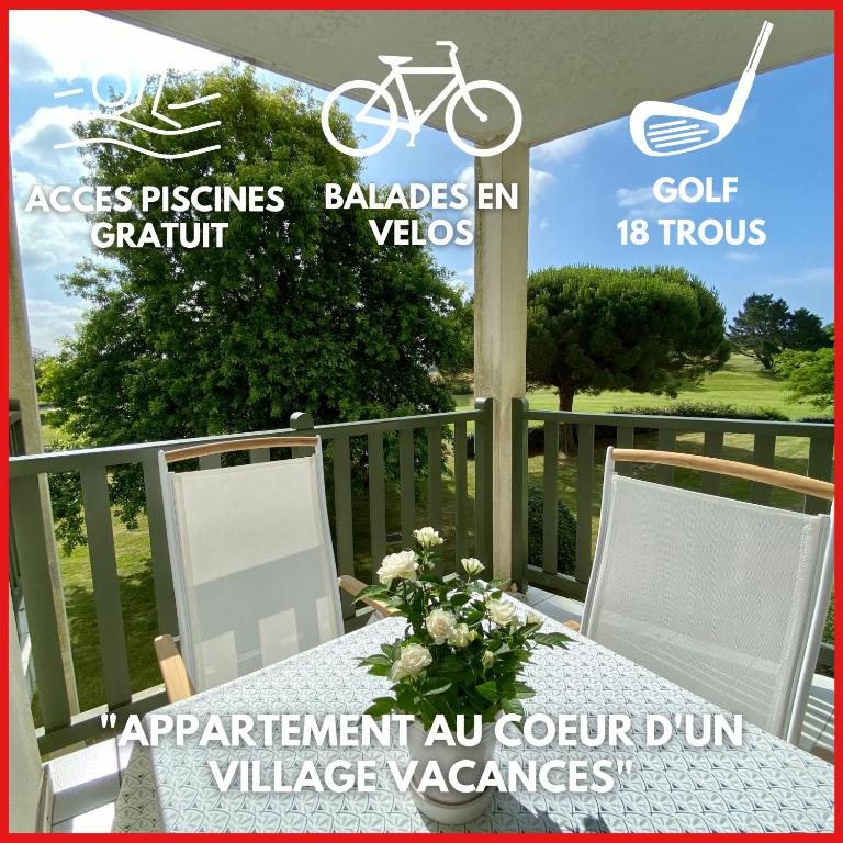 une photo d'une table sur une terrasse avec un vélo dans l'établissement 