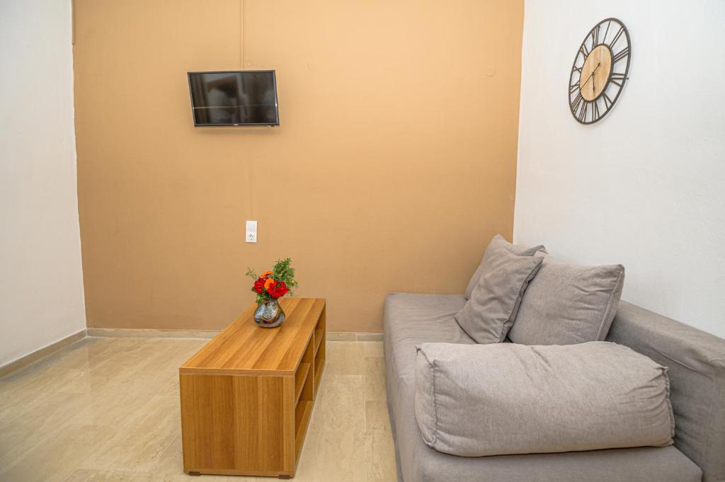 Televízia a/alebo spoločenská miestnosť v ubytovaní Vlassis Studios
