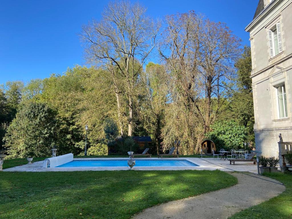 Bazén v ubytování Château de Saint-Bohaire nebo v jeho okolí