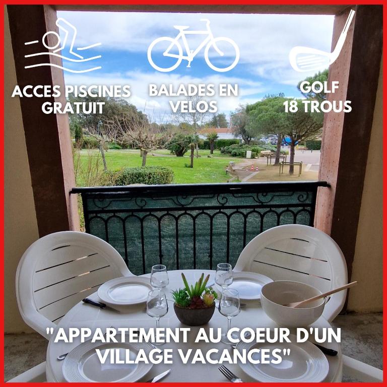 une table avec deux chaises et un vélo sur un balcon dans l'établissement 