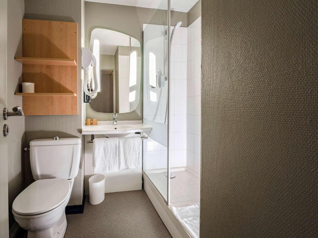 Koupelna v ubytování ibis Montargis