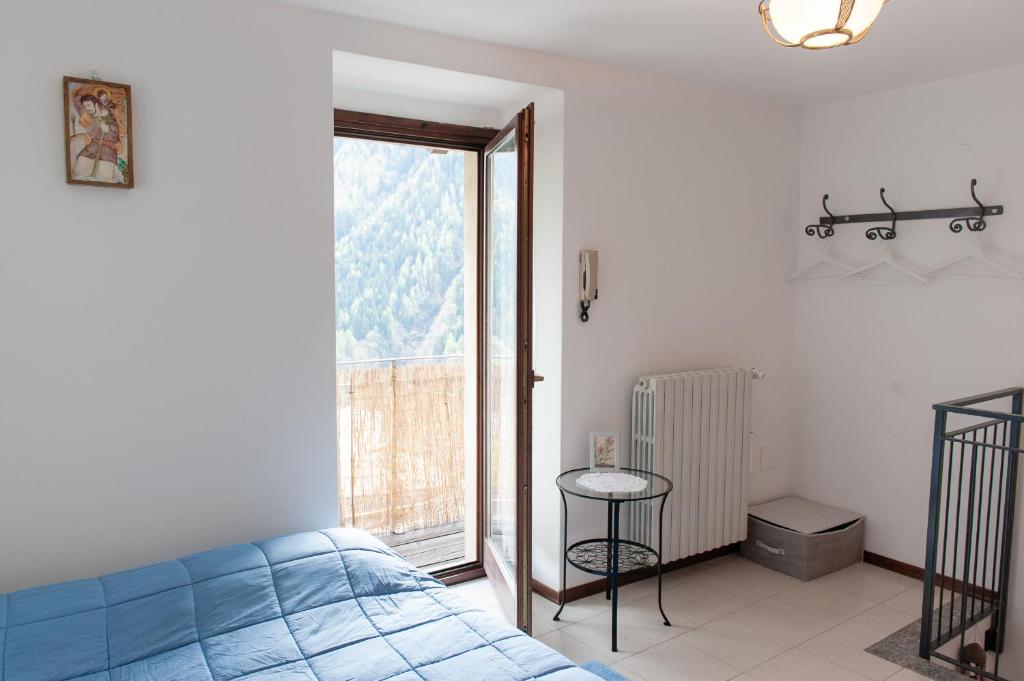 Ένα ή περισσότερα κρεβάτια σε δωμάτιο στο Casa La Lanterna nelle Alpi Orobiche