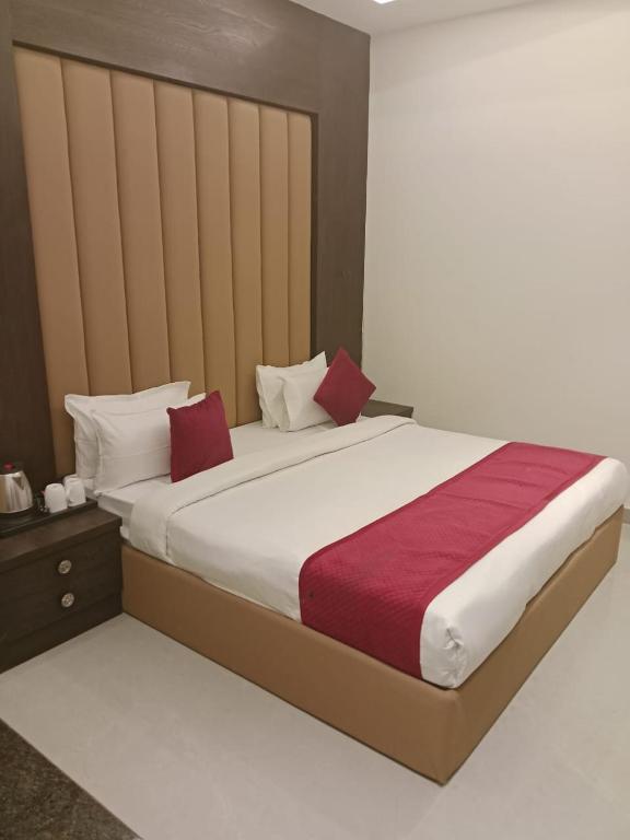 Postel nebo postele na pokoji v ubytování Hotel Grand Empire