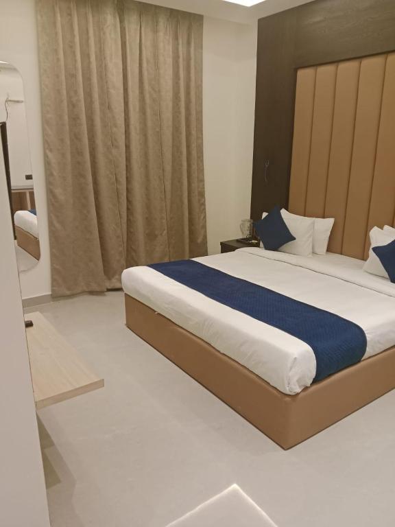 Postel nebo postele na pokoji v ubytování Hotel Grand Empire