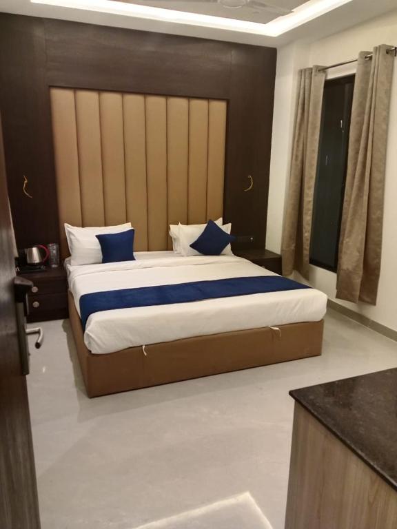 Postel nebo postele na pokoji v ubytování Hotel Grand Empire