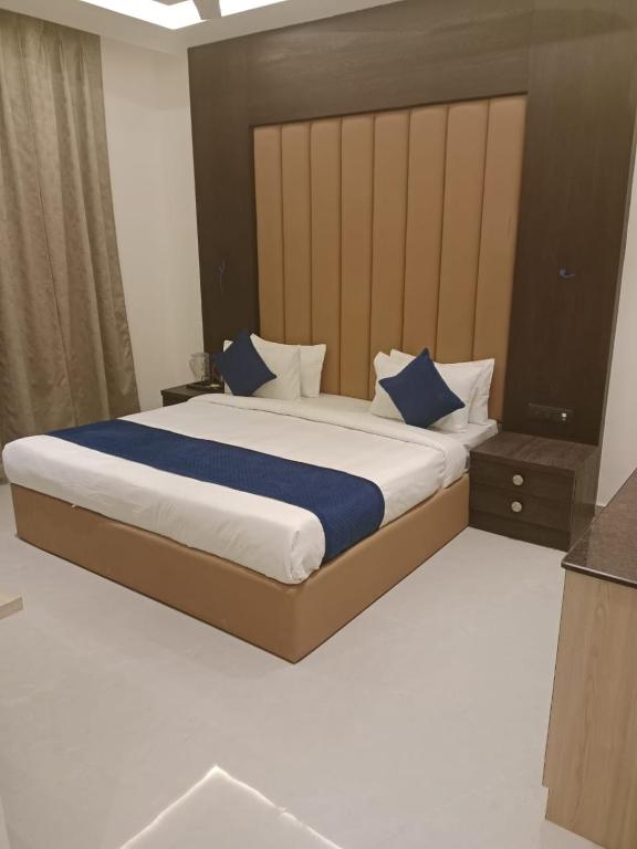 Postel nebo postele na pokoji v ubytování Hotel Grand Empire