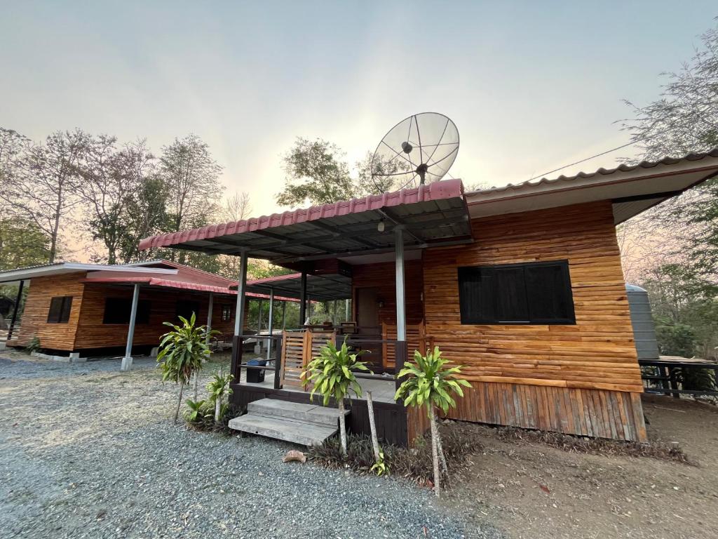 ein Haus mit einem Fernseher auf dem Dach in der Unterkunft สายฝนการ์เด้น in Ban On Luai