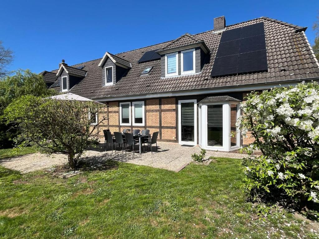 una casa con pannelli solari sul tetto di Ferienwohnung Sonnenschein Garten a Uelzen