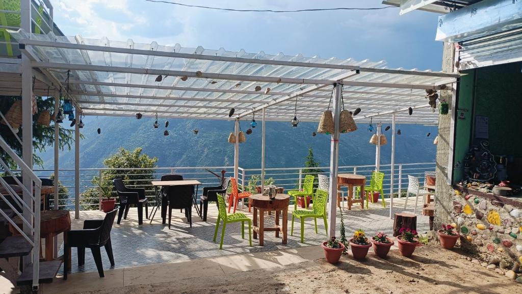 Balkón nebo terasa v ubytování Bijli Mahdev Bite out cafe in camp