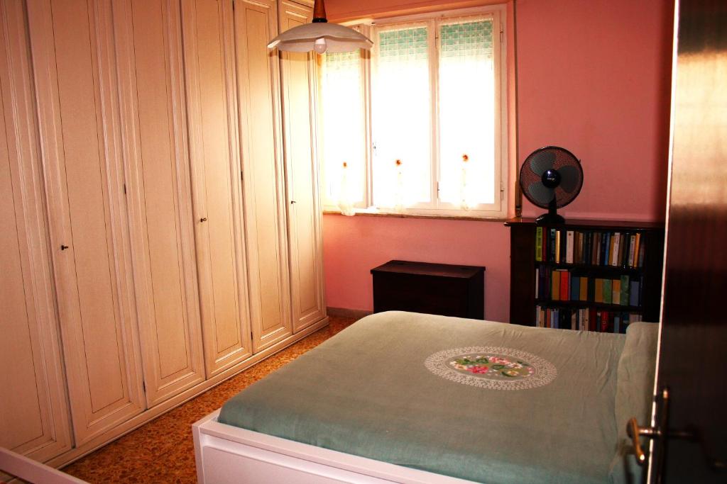 sypialnia z łóżkiem i oknem w obiekcie Affittacamere Room Rental Pisa w Pizie