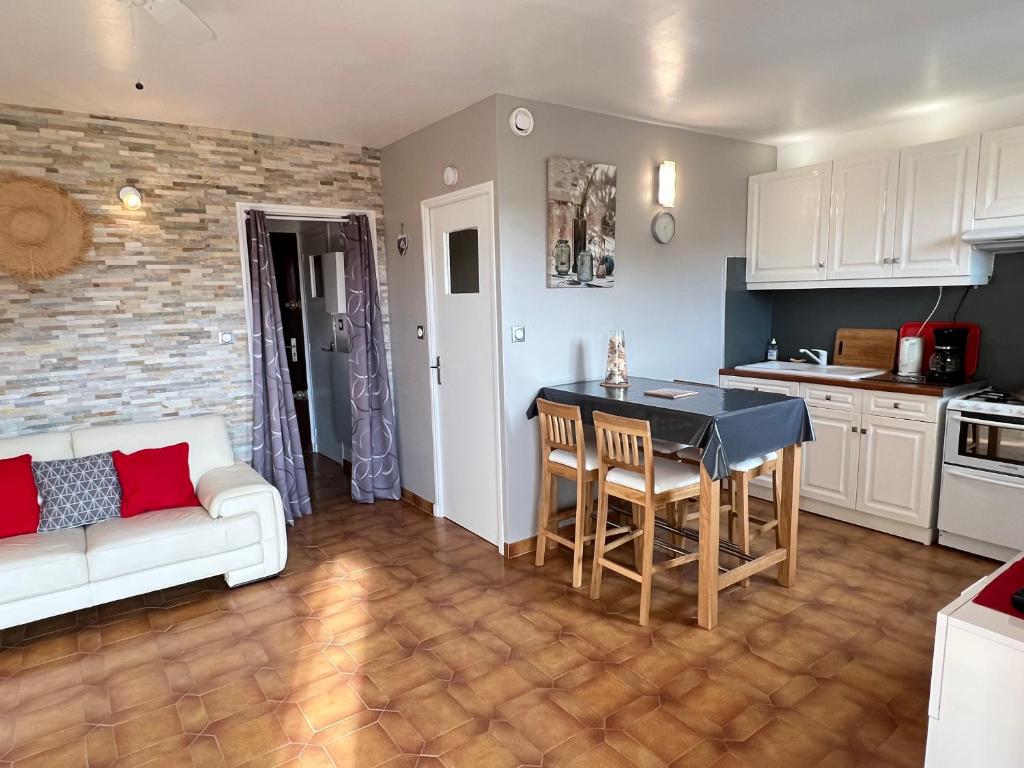 une cuisine et un salon avec une table et un canapé dans l'établissement Le Provence 28m2 Lecques Parking-400m Plage Mer, à Saint-Cyr-sur-Mer