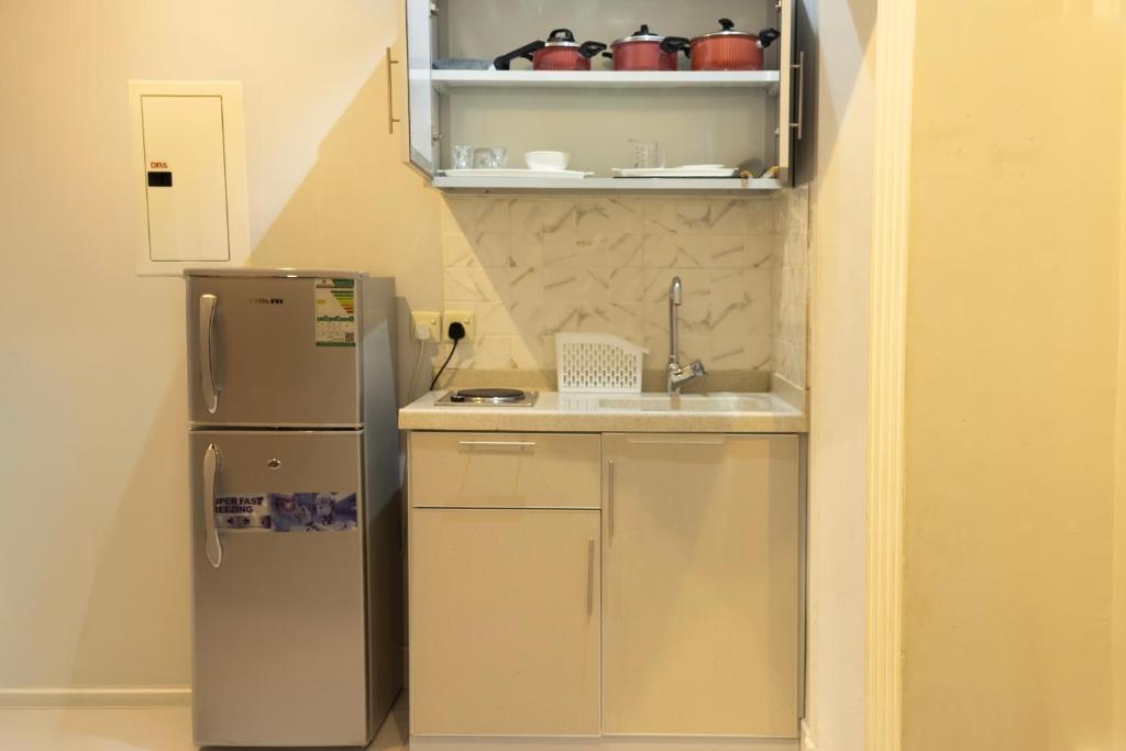 Kuchyň nebo kuchyňský kout v ubytování Areen Al Naeem Served Apartments