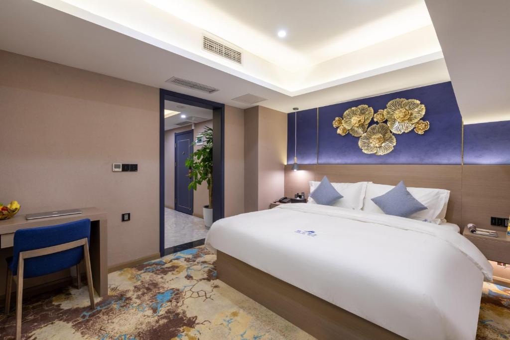 Postel nebo postele na pokoji v ubytování Cavalier Hotel Chongqing