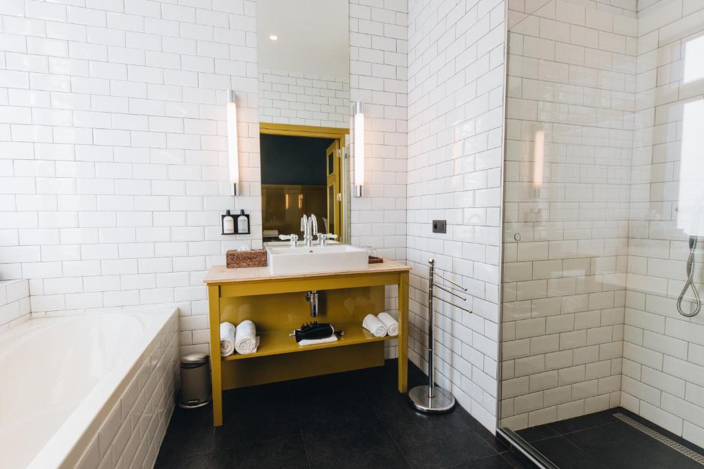 Een badkamer bij Hotel Les Nuits