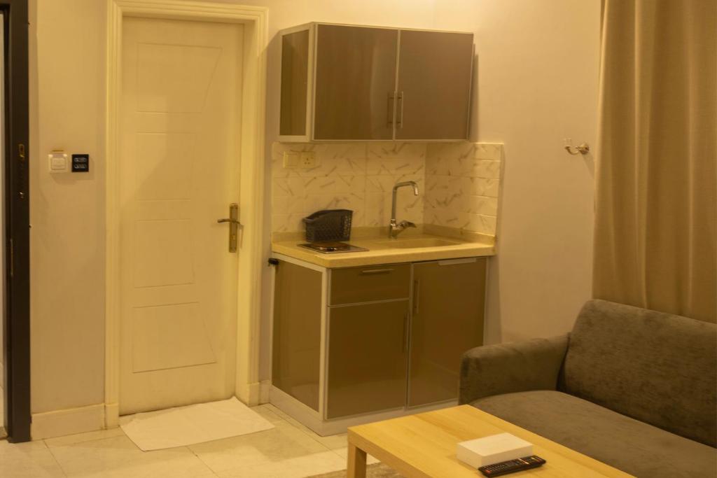 Kuchyň nebo kuchyňský kout v ubytování Areen Al Naeem Served Apartments