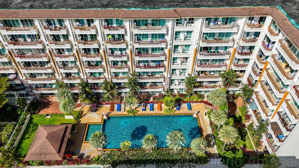 - une vue aérienne sur un immeuble d'appartements avec une piscine dans l'établissement Phuket Villa Patong Beach by PHR, à Patong Beach