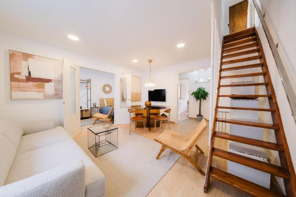 Group-Friendly 4BR Duplex Castle View wAC