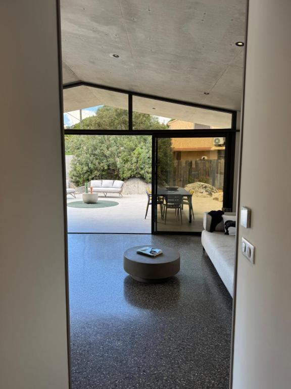 d'un salon avec un canapé et une table. dans l'établissement La petite maison Corse, à Porto-Vecchio