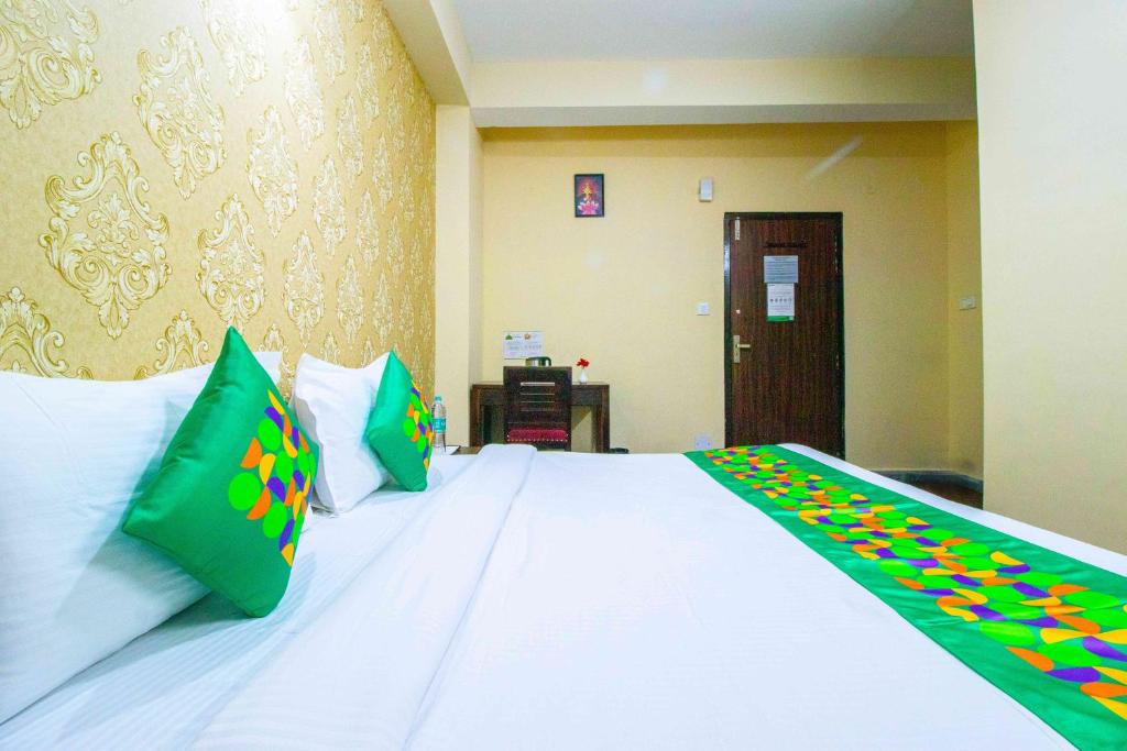 Postel nebo postele na pokoji v ubytování Treebo Shimla Ayurvedic Retreat Kufri