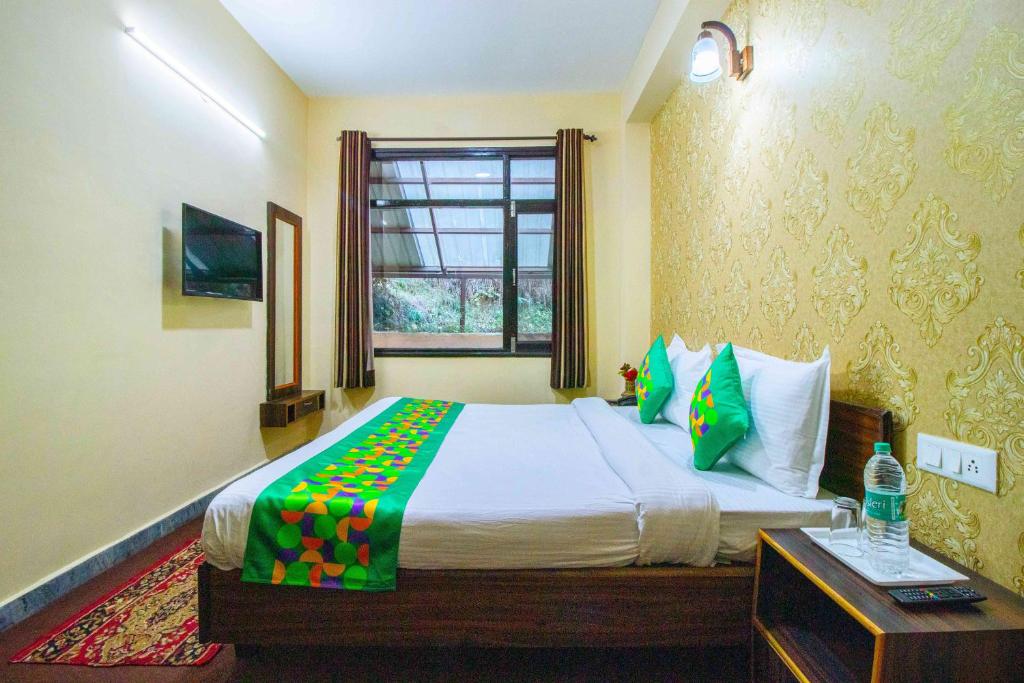 Postel nebo postele na pokoji v ubytování Treebo Shimla Ayurvedic Retreat Kufri