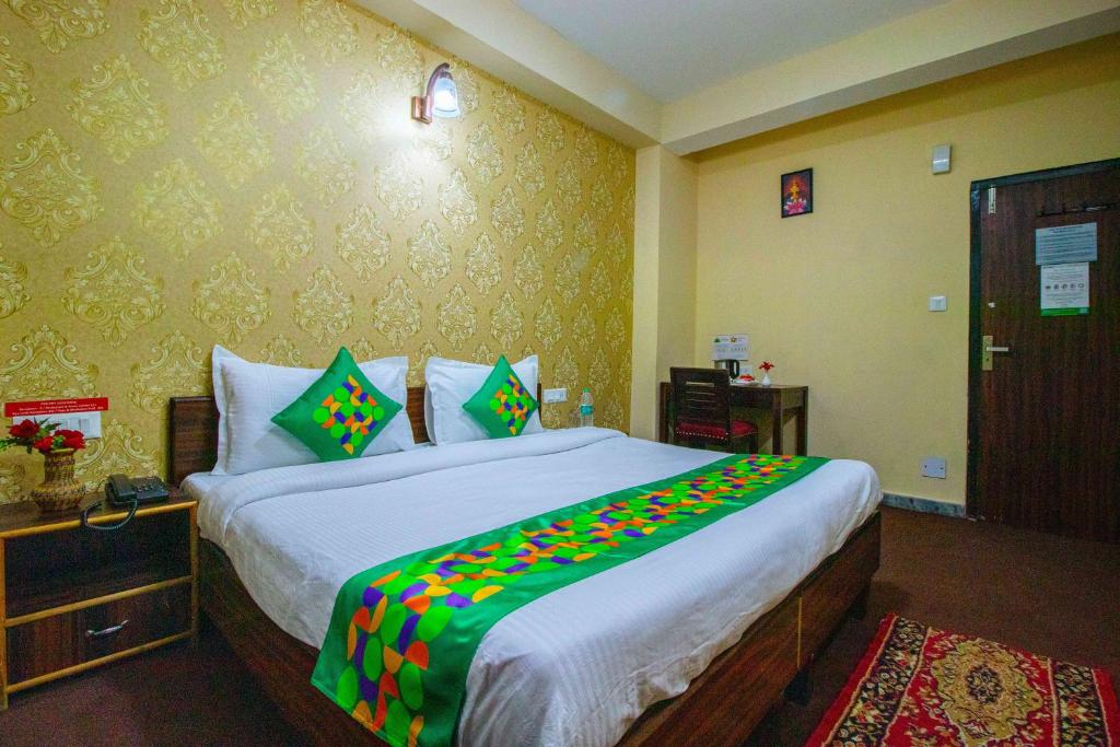 Postel nebo postele na pokoji v ubytování Treebo Shimla Ayurvedic Retreat Kufri