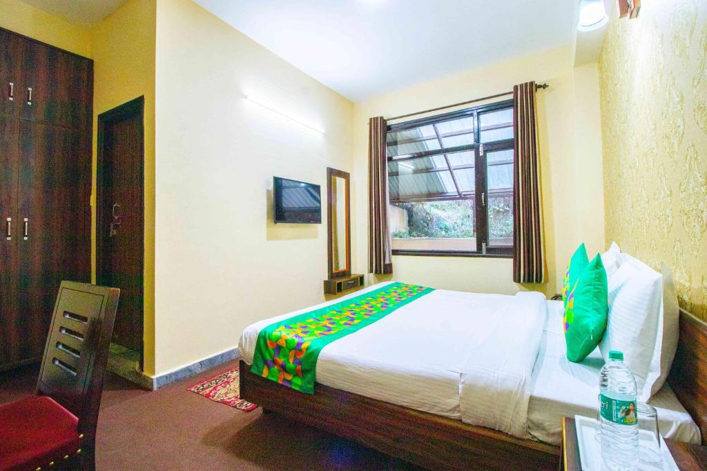 Postel nebo postele na pokoji v ubytování Treebo Shimla Ayurvedic Retreat Kufri
