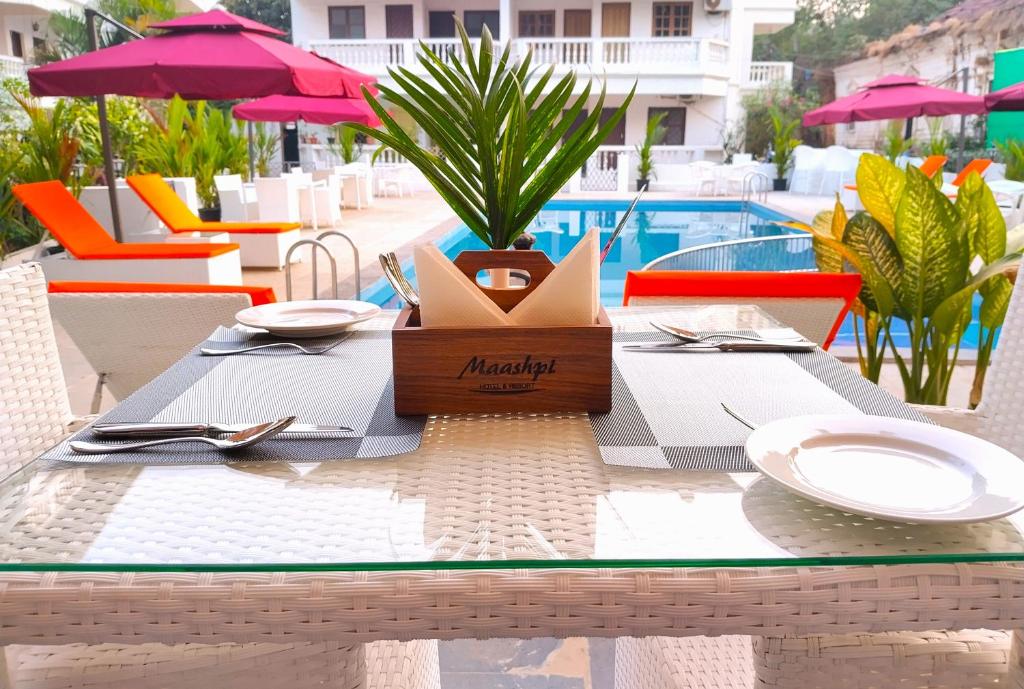 Bazén v ubytování Maashpi Hotel & Resort, Candolim nebo v jeho okolí