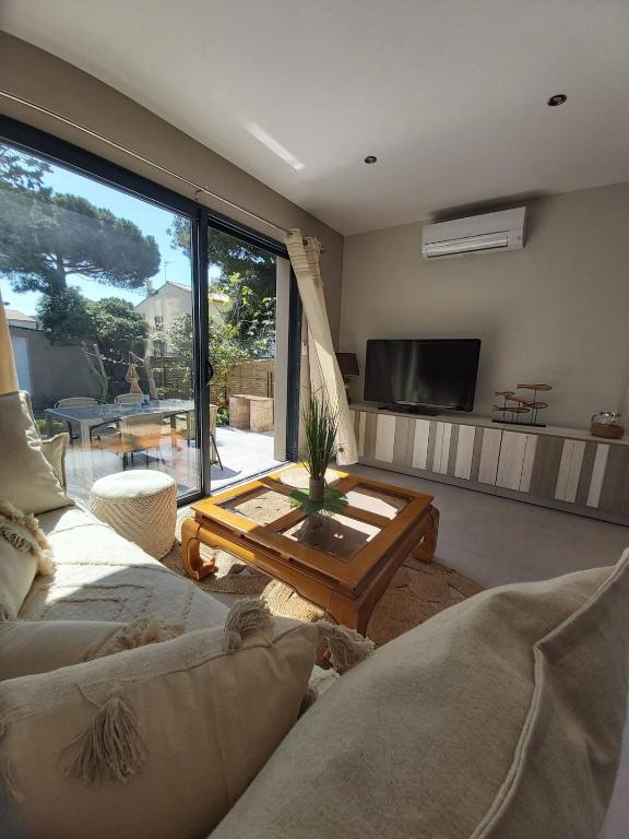 un salon avec un canapé et une table dans l'établissement Paisible vacance proche de la mer, au Grau-dʼAgde